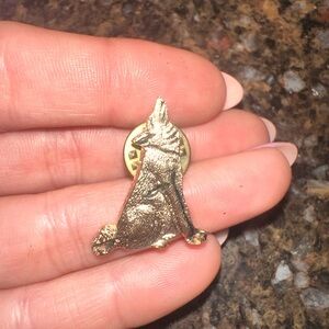 Gold tone howling wolf pin